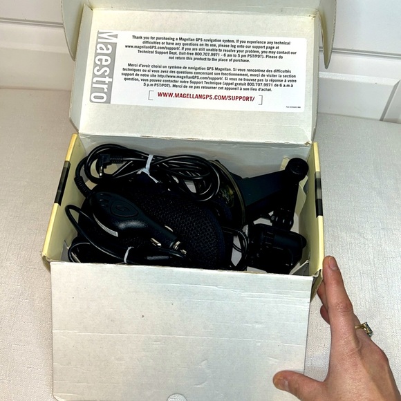 Magellan Maestro 4000 Portable GPS System - Picture 5 of 12